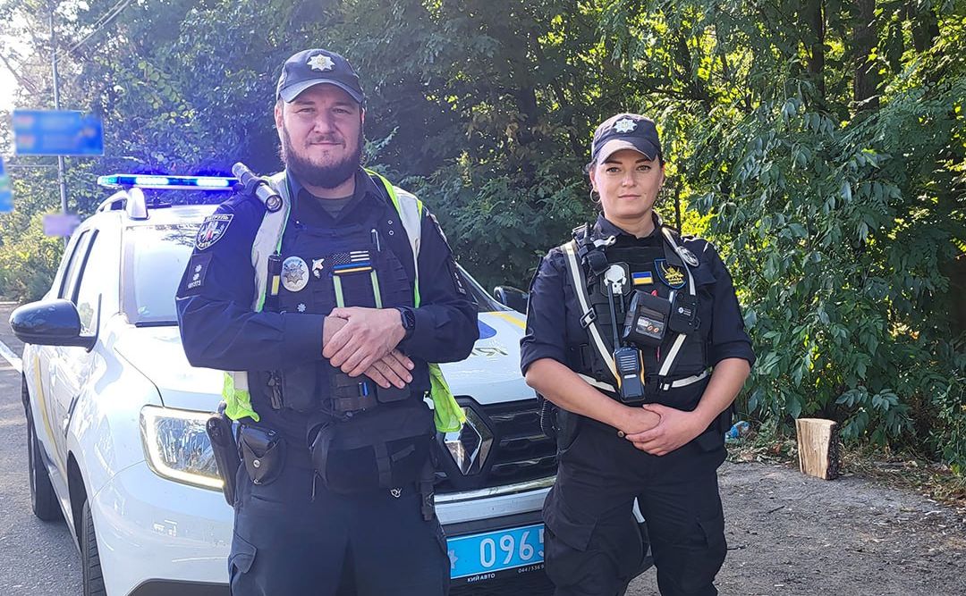 Вадим Дженжера та Галина Новиченко, якій допомогли киянці у критичній ситуації. Фото: Патрульна поліція Києва