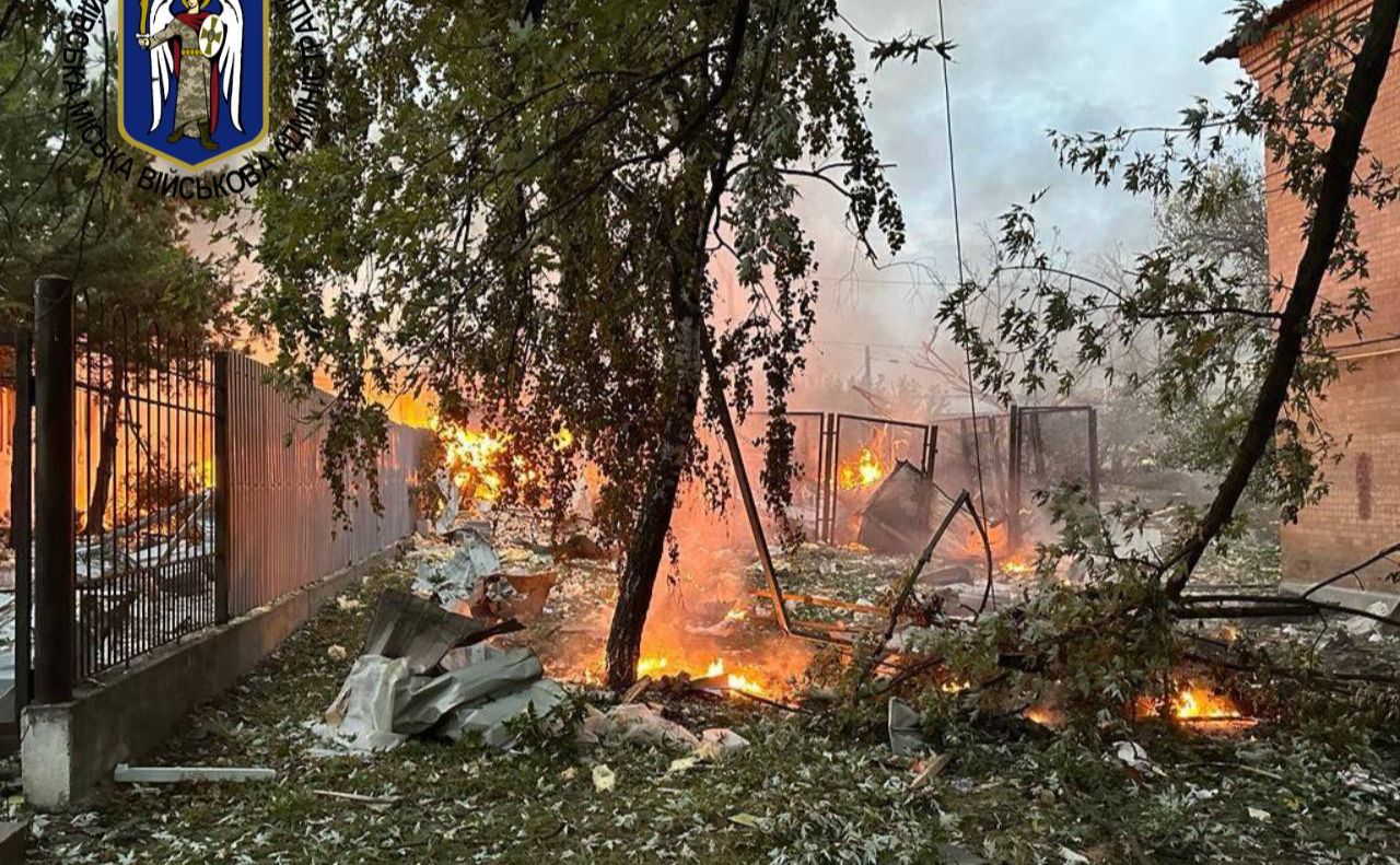 Пожежа на місці падіння уламків росіської ракети у Києві. Фото: КМВА