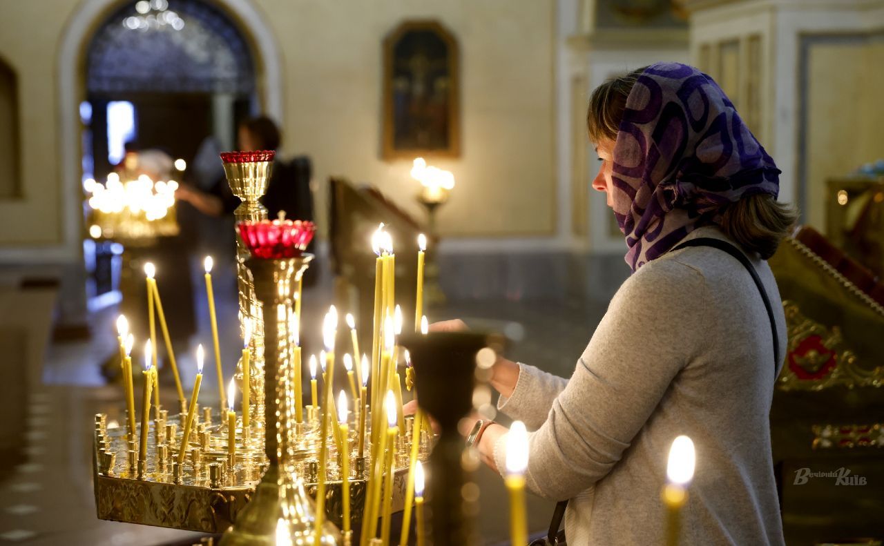 Під час заупокійної молитви за цивільними і військовими українцями з Маріуполя. Фото: Борис Корпусенко