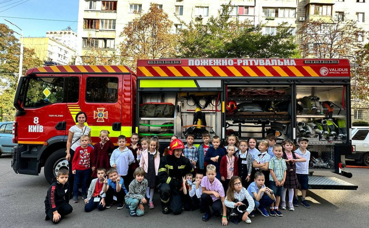 Київські рятувальники провели уроки безпеки для школярів