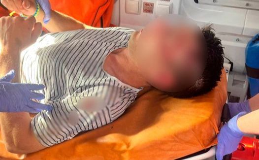 Інспектори передали чоловіка медикам вчасно. Фото: Патрульна поліція Києва