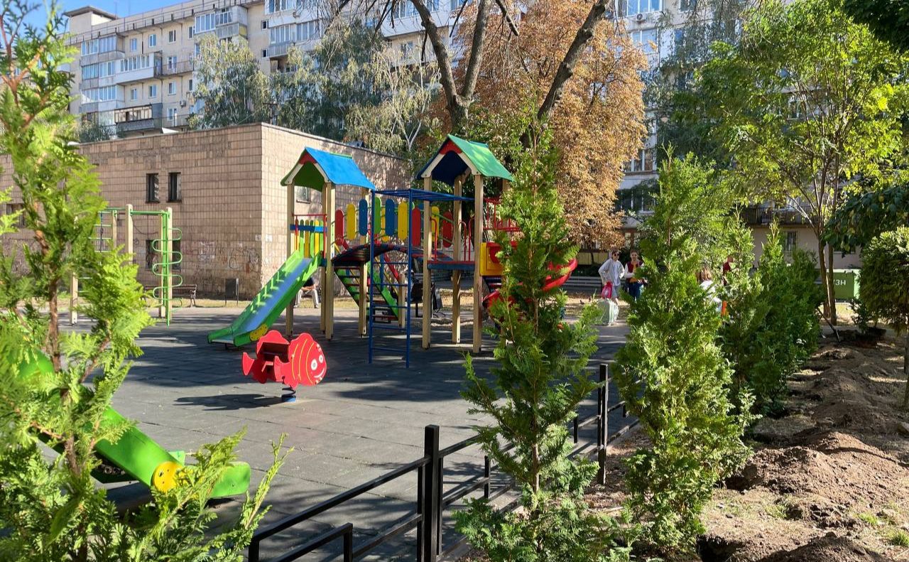 Жива огорожа біля дитмайданчика. Фото: КП УЗН Подільського району