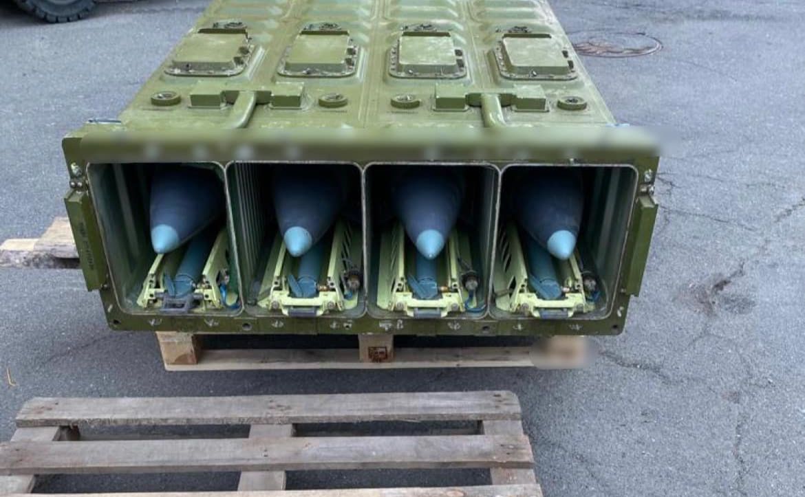 Арсенал ракет один із підозрюваних зберігав у гаражі. Фото: поліція Київщини