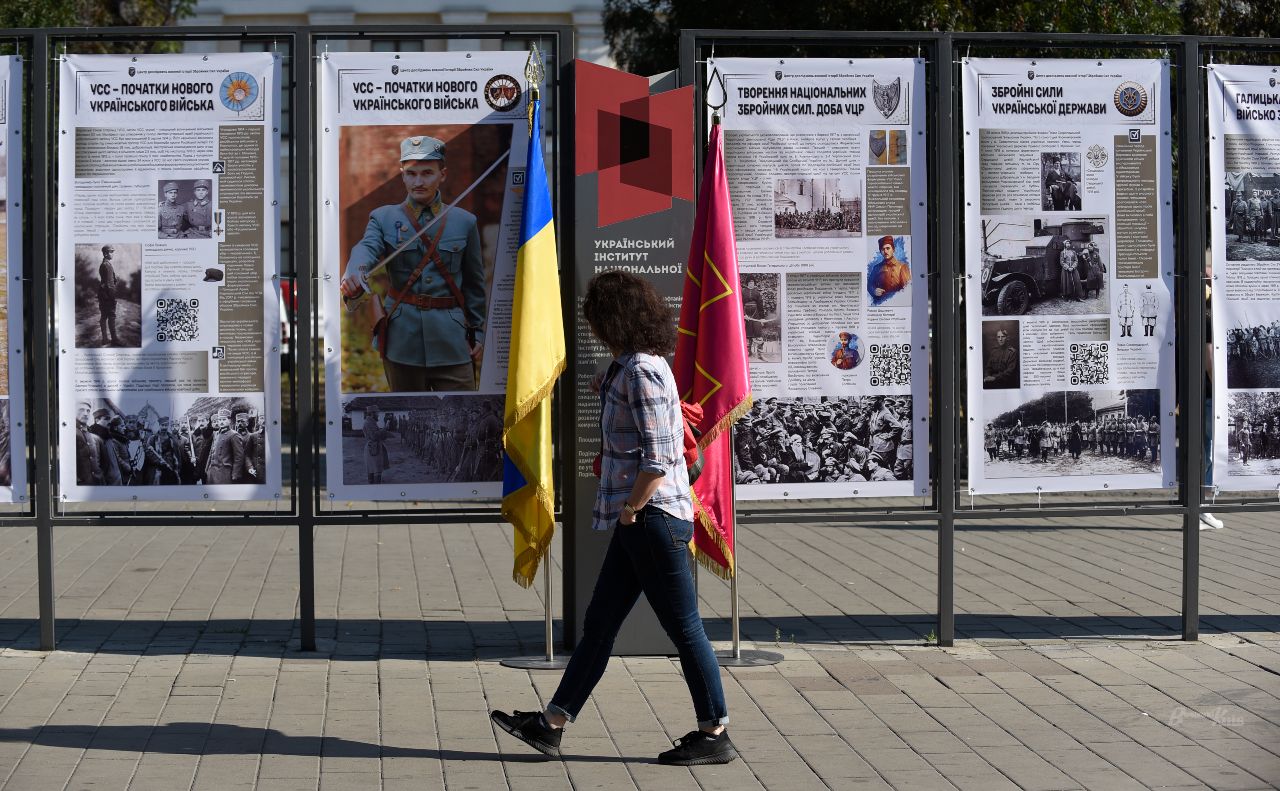 Експозиція під відкритим небом на Контрактовій площі у Києві. Фото: Борис Корпусенко