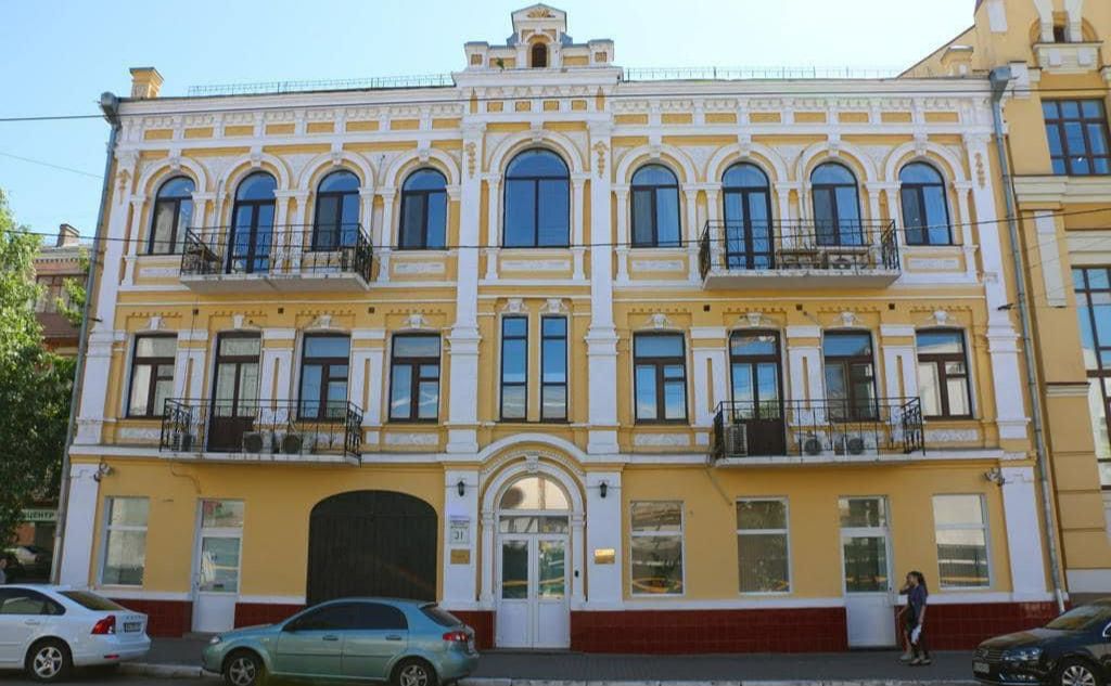 Суд наклав арешт на приміщення на Подолі та передав його в управління АРМА. Фото: Київська міська прокуратура