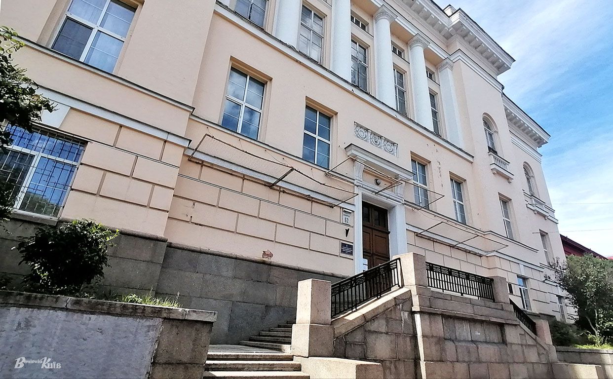 Таблицю встановили у історичному корпусі бібліотеки по вулиці Володимирській. Фото: Наталія Слінкіна