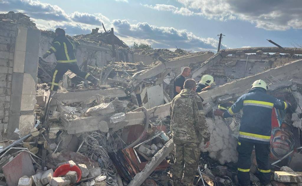 Фахівці ДСНС розбирають завали після атаки рф у селі Гроза на Харківщині. Фото: ДСНС