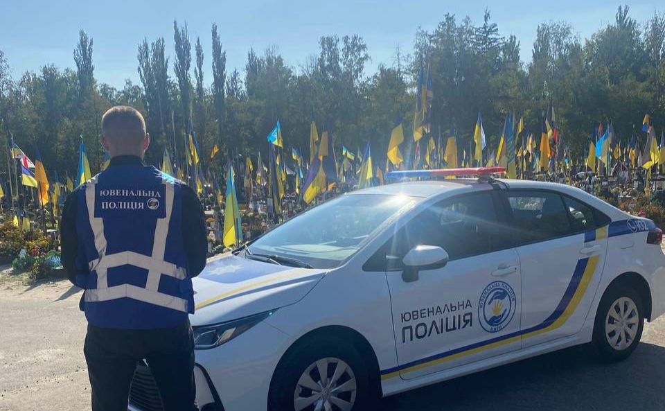 Ювенальні поліцейські відреагували на звернення місцевих мешканців. Фото: Поліція Києва Фото: