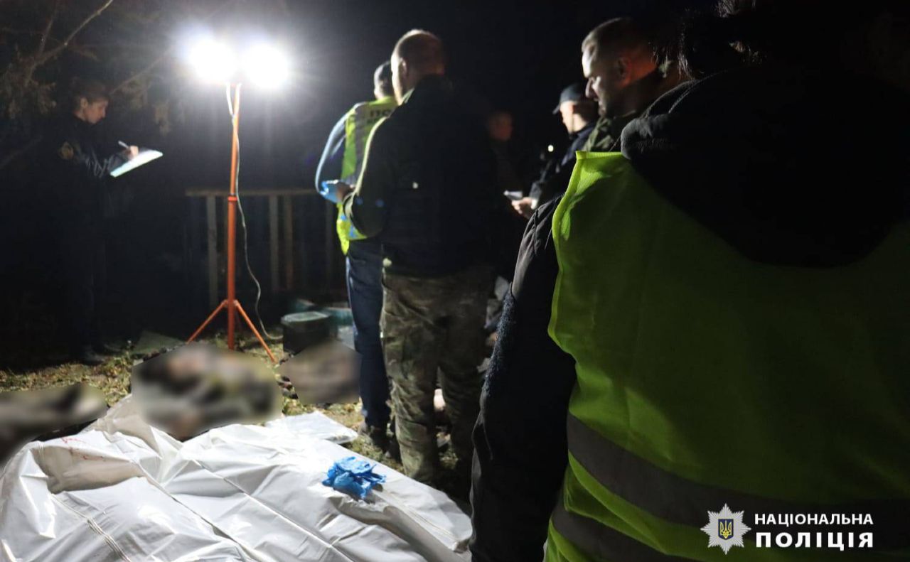 Поліція та прокурори фіксують цивільні жертви у селі Гроза. Фото: Нацполіція