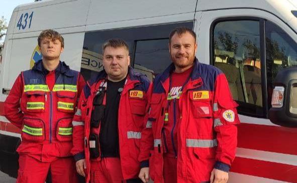 Бригада медиків, яка врятувала чоловіка у дворі будинку. Фото: Громадський ревізор. Бровари/telegram