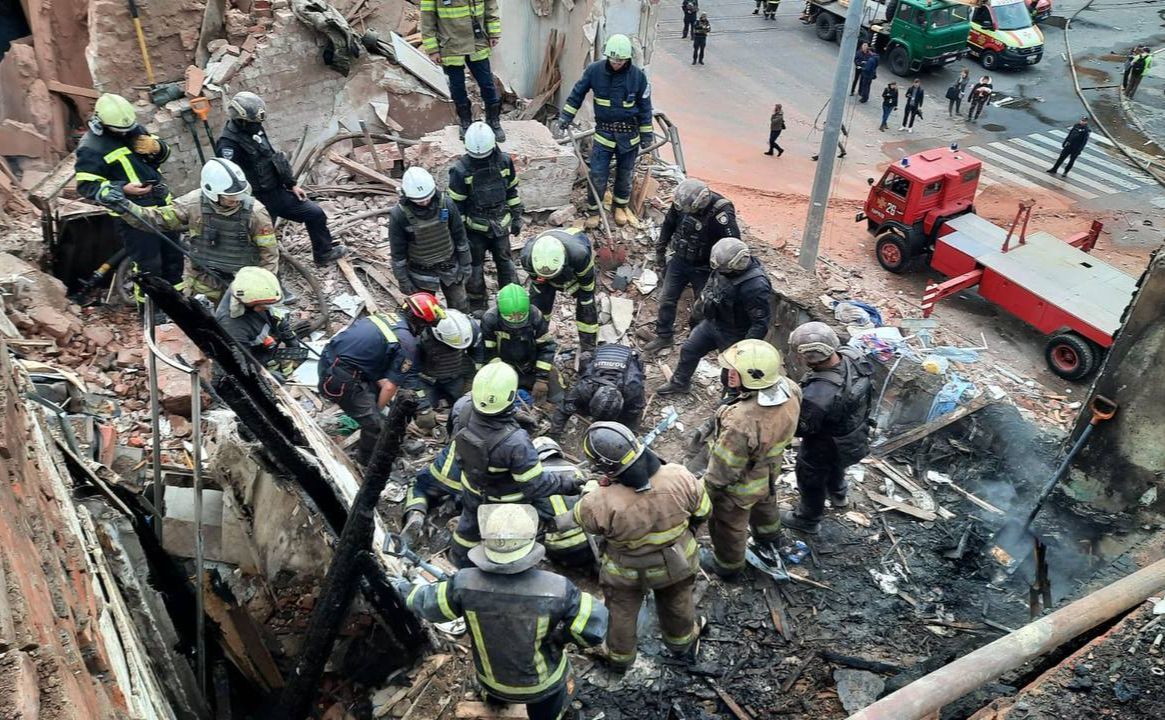 Рятувальні роботи після терористичного удару росіян по Харкову 6 жовтня. Фото; ДСНС