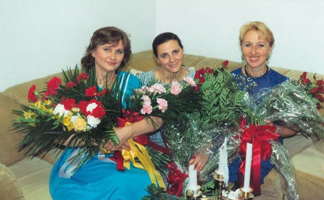 Марічка Миколайчук, Ніна Матвієнко, Валентина Ковальська (крайня праворуч) — тріо «Золоті ключі». Фото: з відкритих джерел