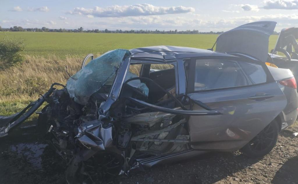 Удар був такої сили, що Hyundai перетворився на брухт. Фото: поліція Львівської області