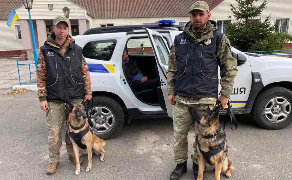 Олена та Андрій з чотирилапими напарницями. Фото: Кінологічний центр поліції Київщини