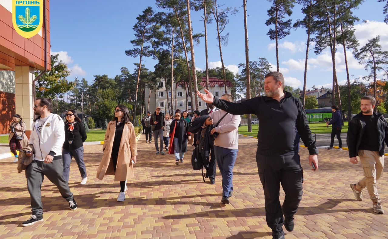 Делегатам показали відновлені після обстрілів будівлі. Фото: фейсбук Олександра Маркушина