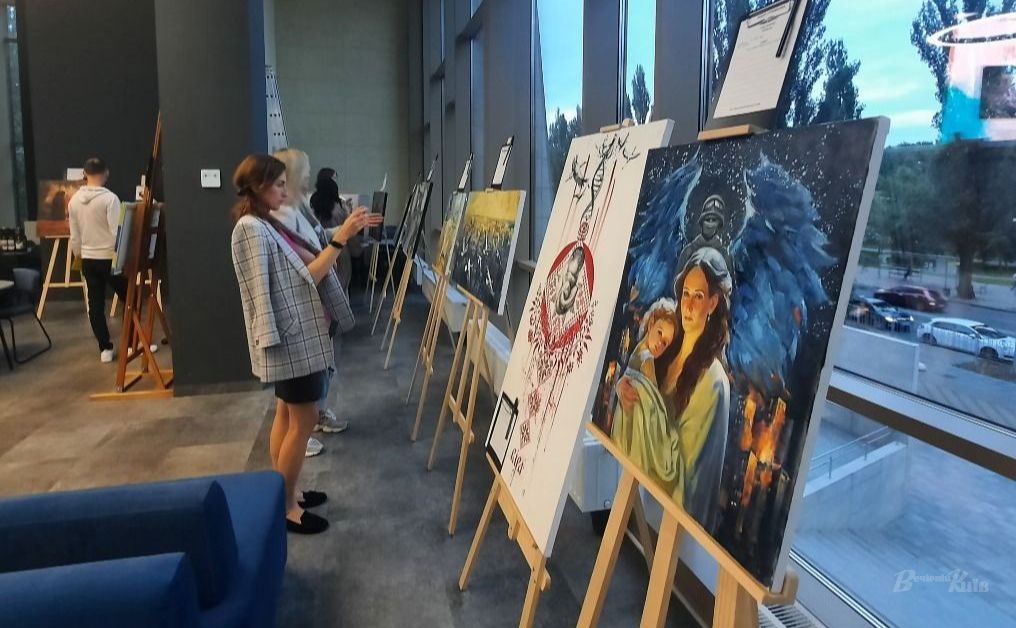 У експозиції художньої виставки в кластері «Краків». Фото: Сніжана Божок