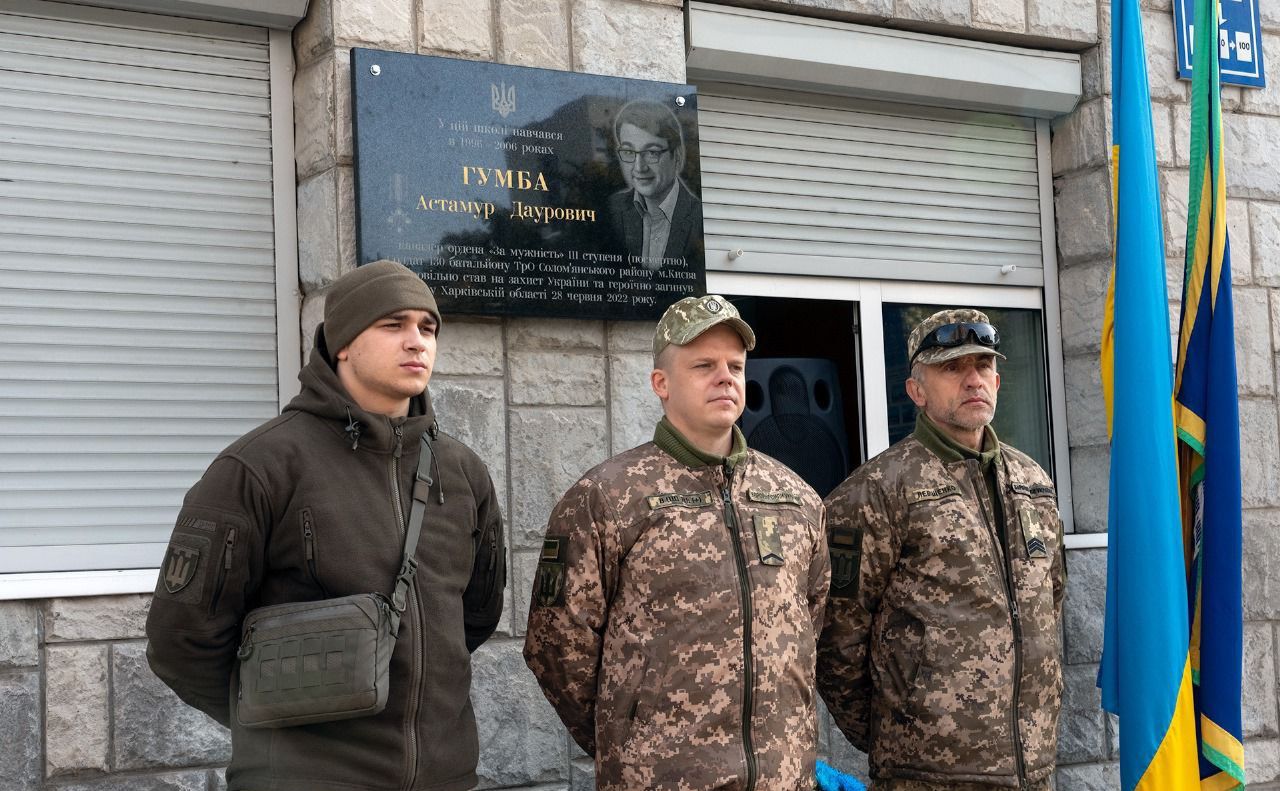 Пам’ятна дошка на честь випускника школи, захисника. Фото: Наталі Іщенко/Facebook