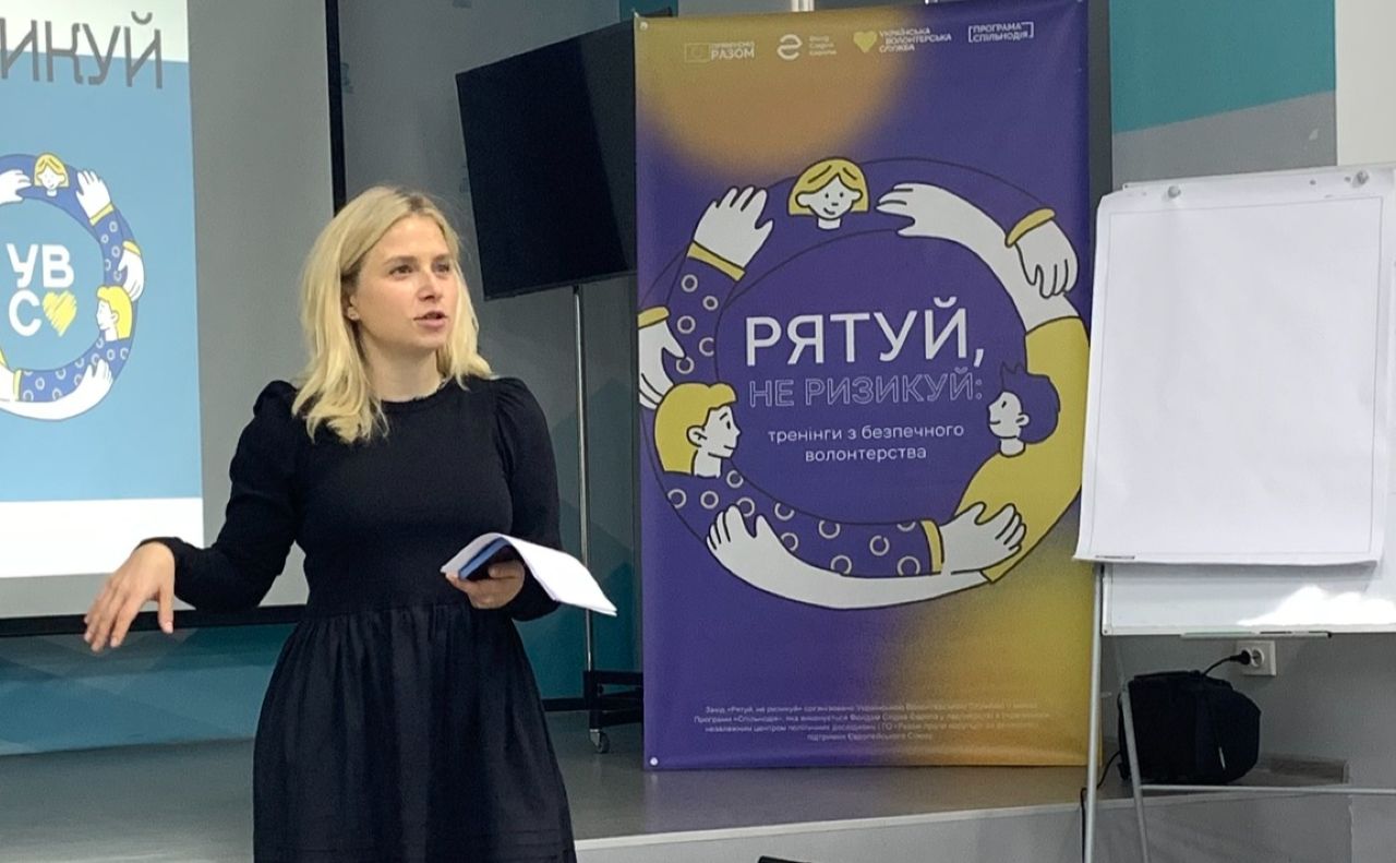 Під час одного з тренінгів. Фото: Українська Волонтерська Служба