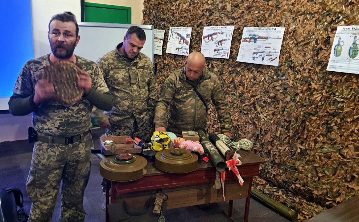 Під час тренінгу навчать основам мінної безпеки. Фото: Деснянська РДА