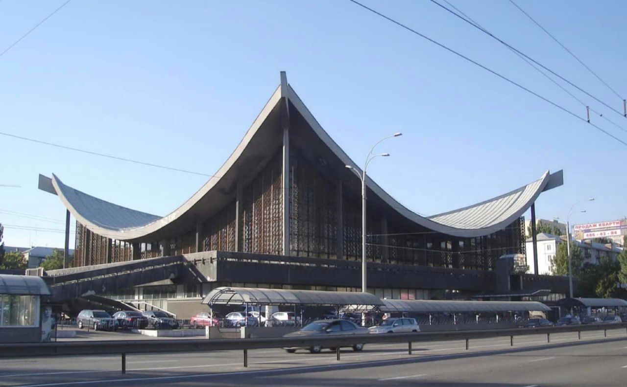 Будинок меблів на проспекті Миколи Міхновського. Фото: Фейсбук