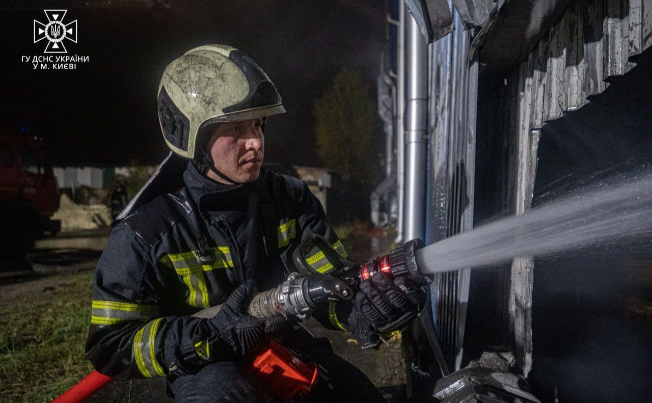 Крізь отвір з брандспойта заливали вогонь. Фото: ГУ ДСНС у м.Києві