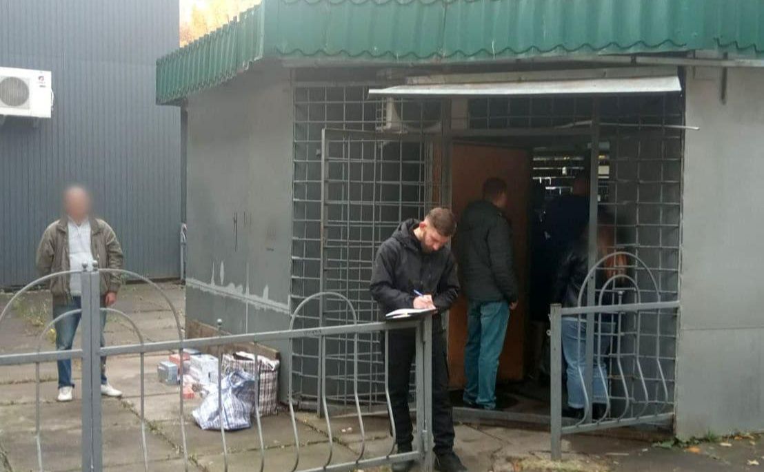 На Київщині викрили підпільну торгівлю цигарками. Фото: поліція Київщини