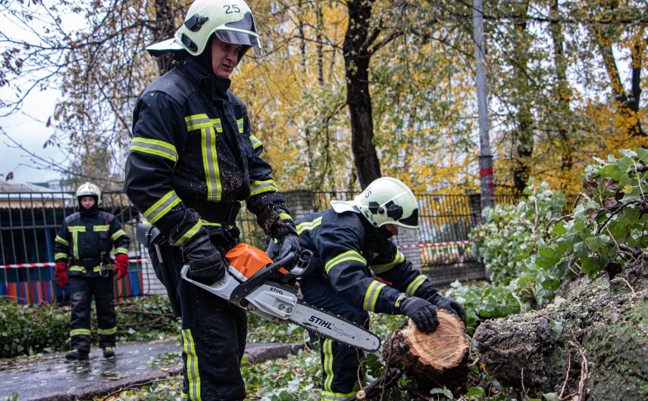 Фахівці ДСНС розпилюють повалені вітром дерева в столиці. Фото: ГУ ДСНС у м.Києві