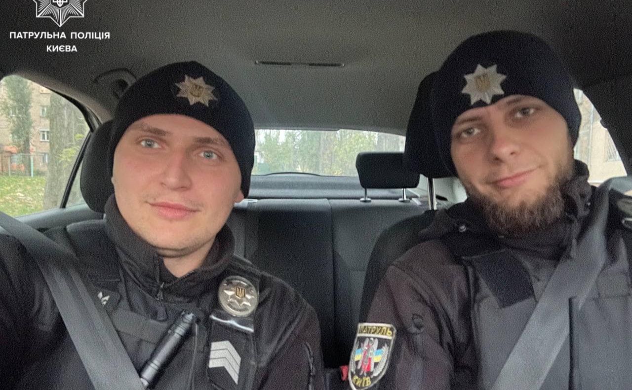 Інспектори Валентин Климчук та Кирило Тарасенко витягли людину поважного віку з ліфту. Фото: Патрульна поліція Києва
