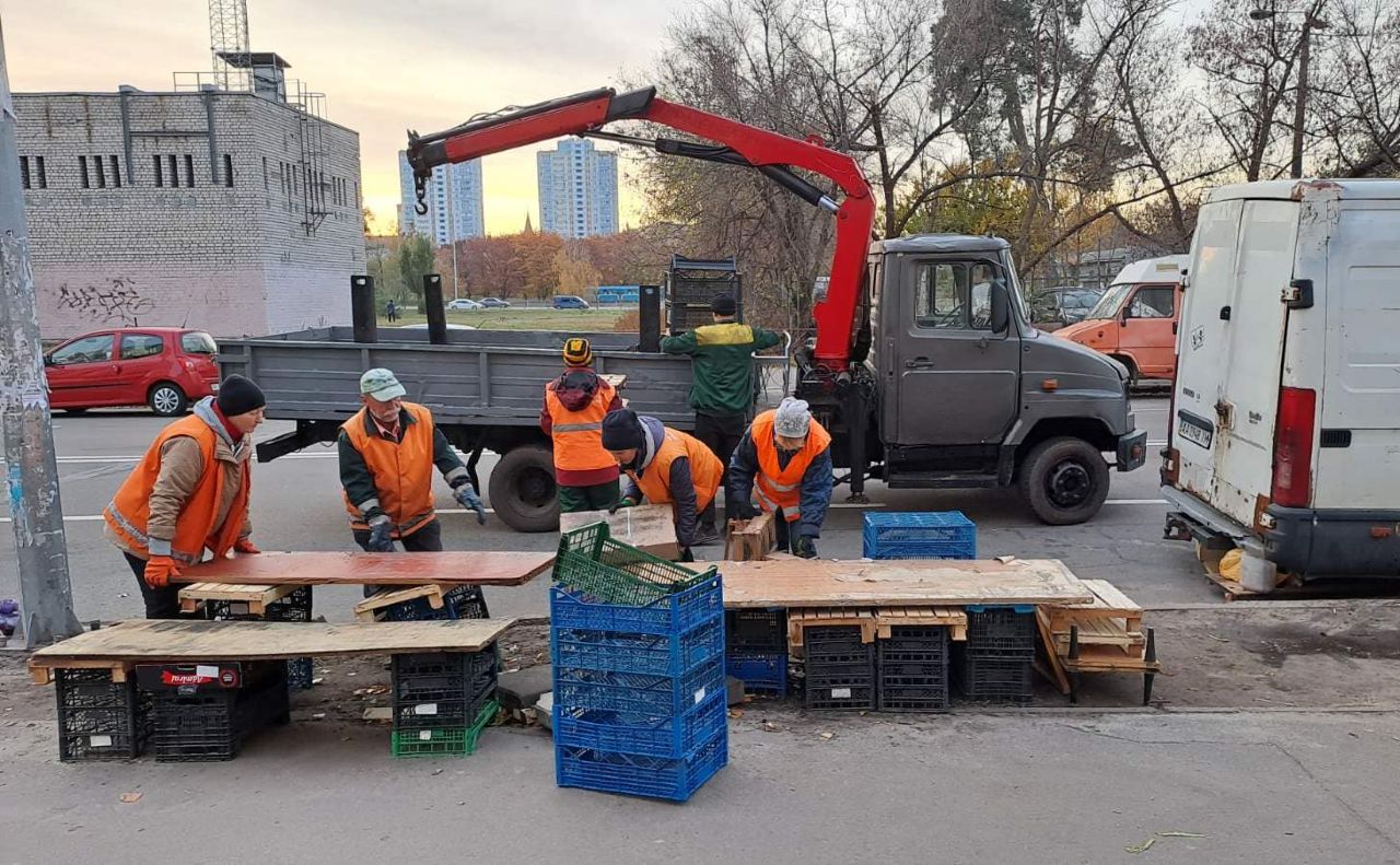 Прибирання імпровізованих торговельних рядів з газону. Фото: КП УЗН Дніпровського району
