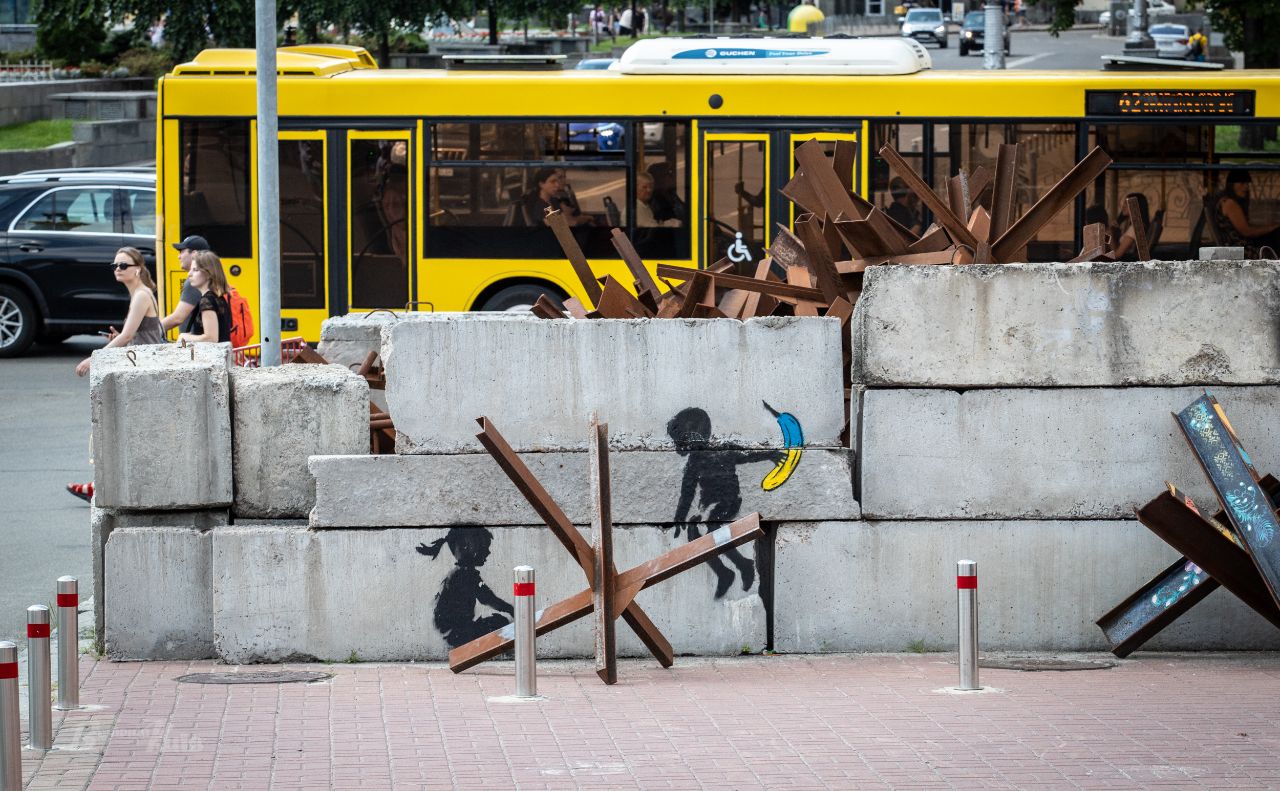 Робота Banksy на Майдані Незалежності. Фото: Олексій Самсонов