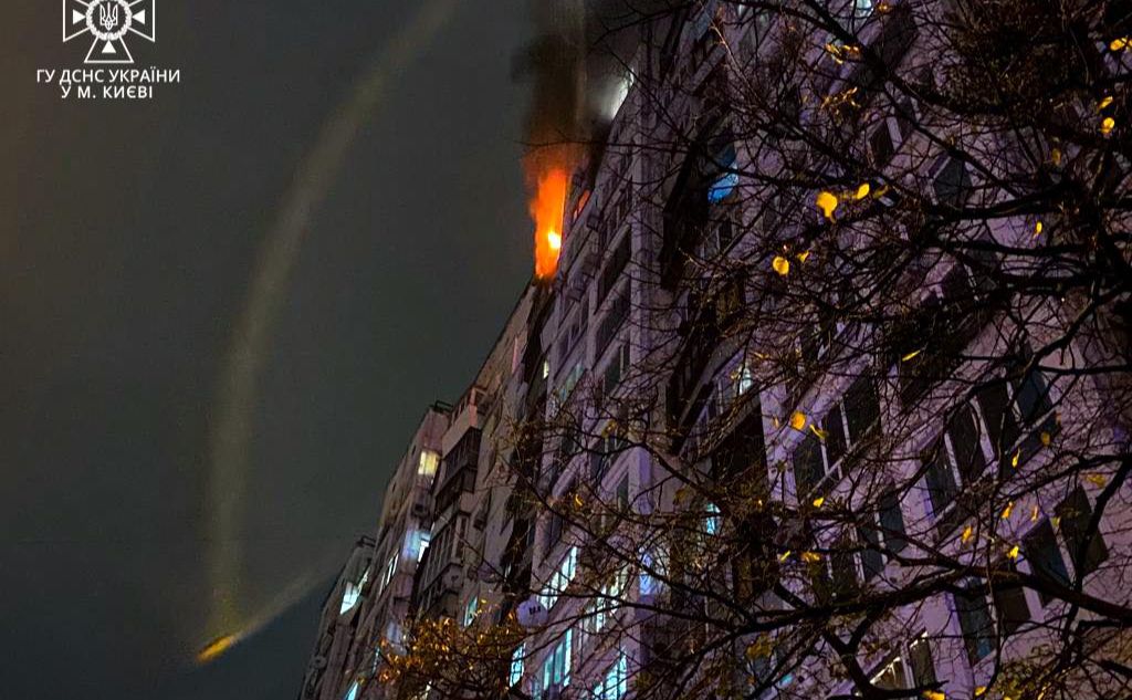 Пожежу було добре видно знадвору. Фото: ГУ ДСНС у м. Києві