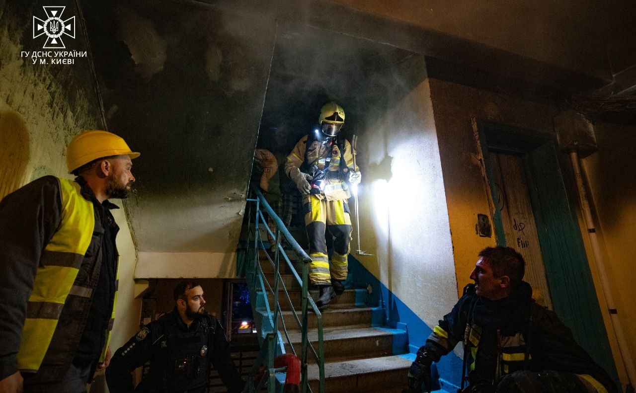 Рятувальники у під’їзді, де загорілась квартира. Фото: ГУ ДСНС у м.Києві