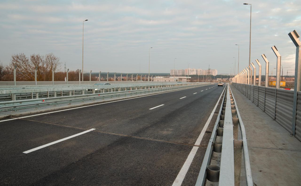 Перші автомобілі вже проїхалися новим мостом. Фото: Олександр Кубраков