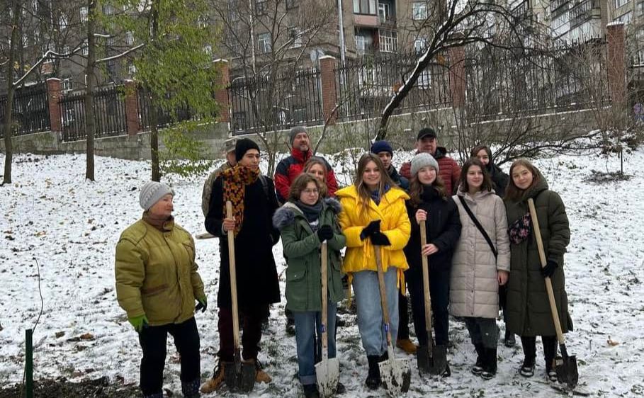 Команда, що висадила дерева «з історією». Фото: ФБ Маріупольська міська рада