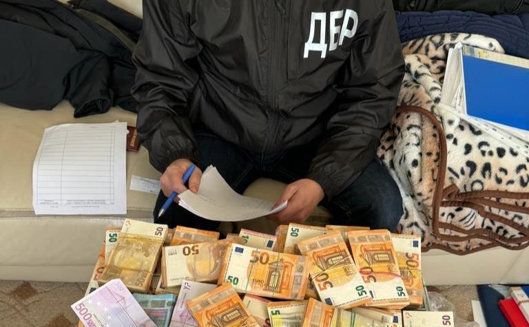 Під час обшуків знайшли гроші у різній валюті на суму понад 4 мільйони доларів. Фото: ДБР