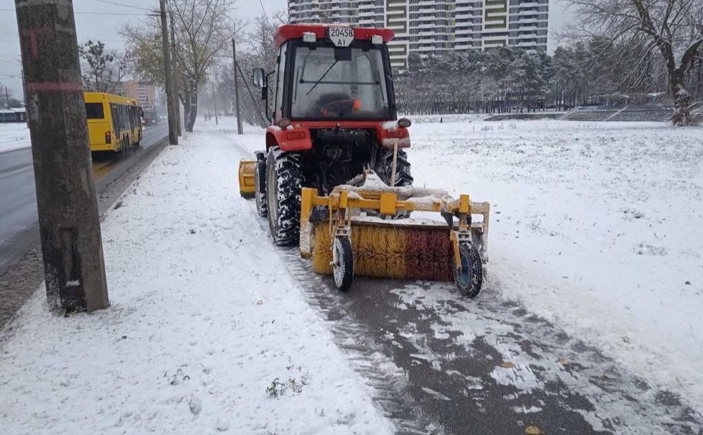 Пішохідні тротуари розчищає мала техніка. Фото: Київблагоустрій