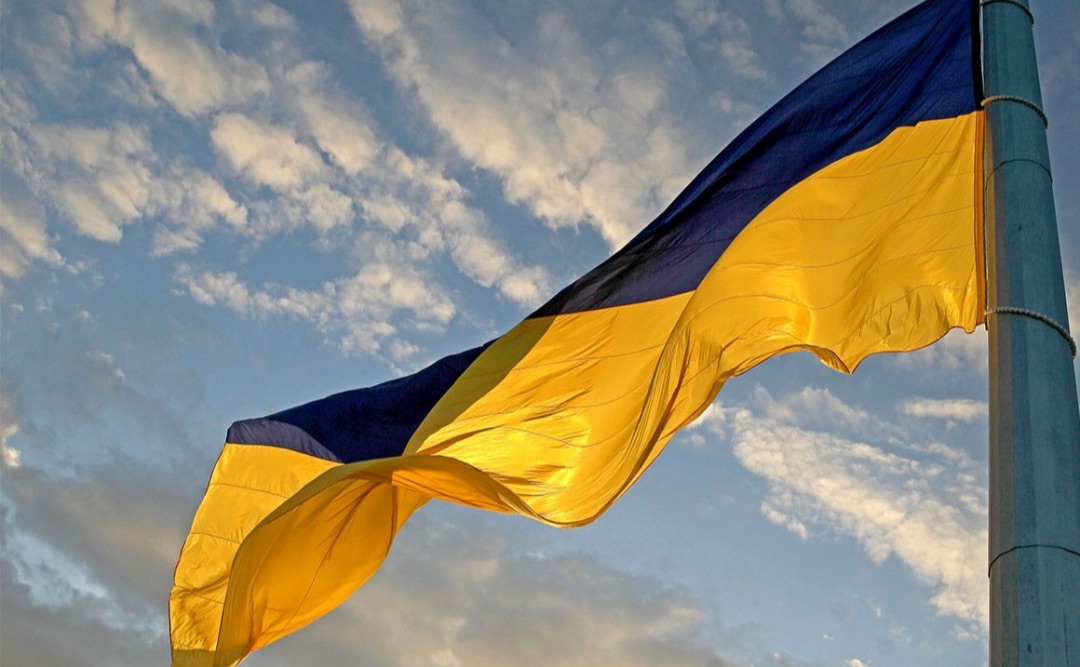 Зараз його вже знімають із флагштока та замінять на нове. Фото з відкритих джерел