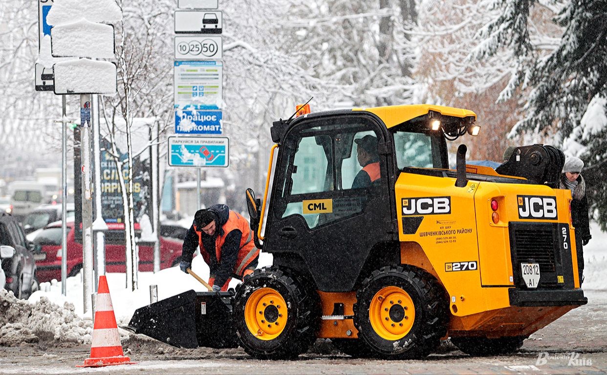 Спецавто КК «Київавтодор» чистить проїжджі частини та тротуари. Фото: Борис Корпусенко