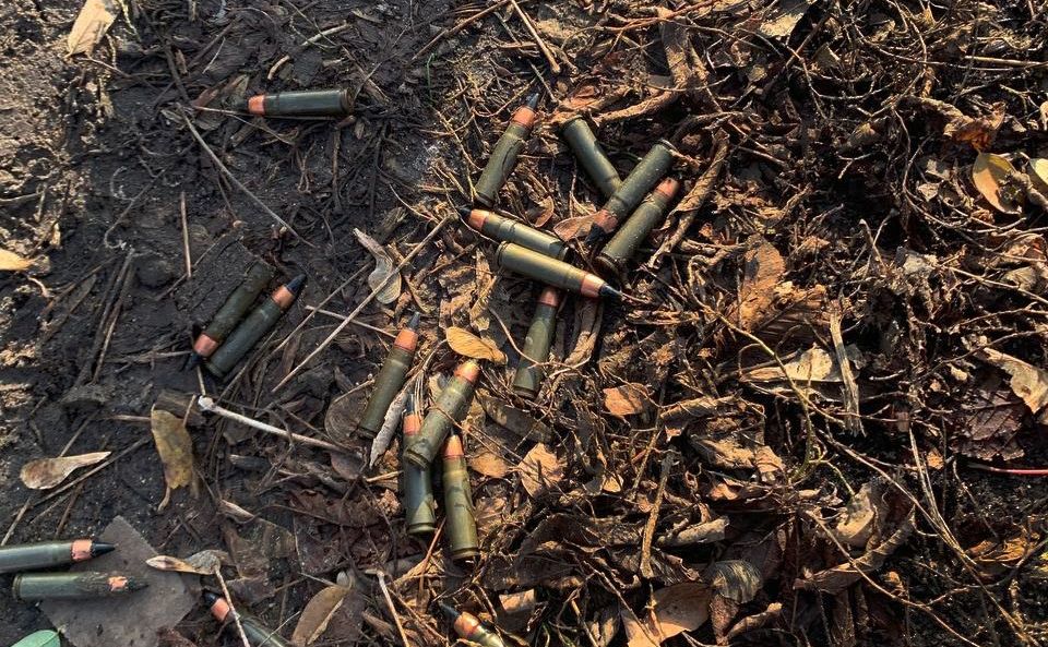 Боєприпаси помічають біля будинків. Фото: Патрульна поліція Києва