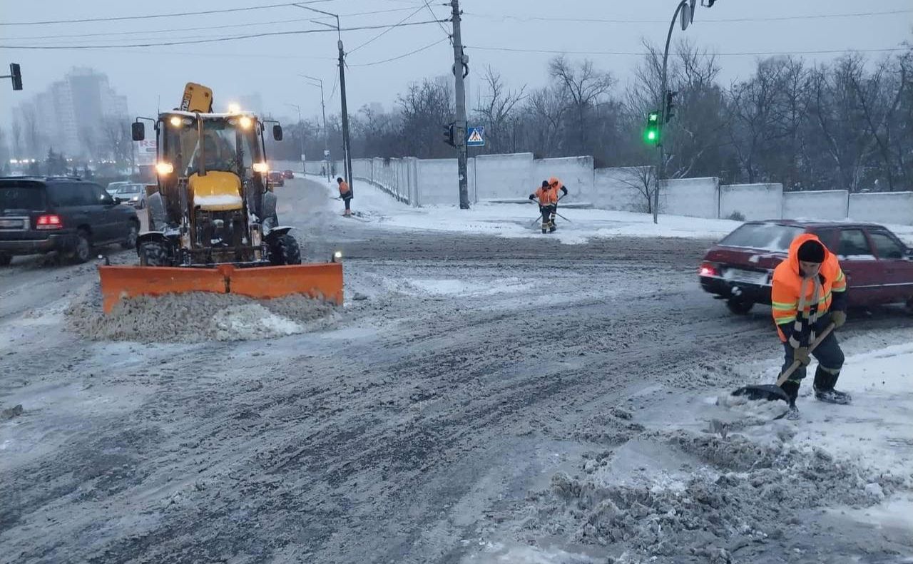 На вулицях працює спеціальна техніка. Фото: фб-сторінка Віталія Кличка