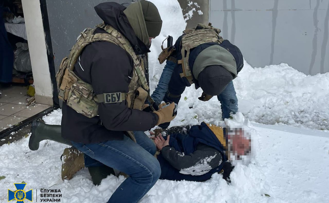 Підозрюваного розшукали та поклали обличчям у сніг