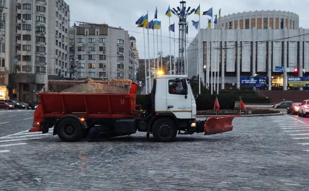 У столиці обробляють дороги протиожеледними засобами. Фото: Київавтодор