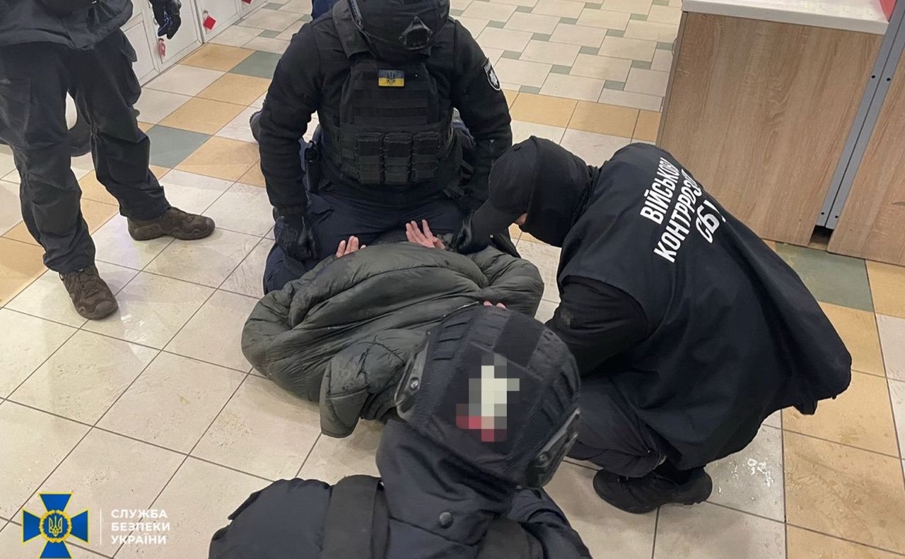 Фігуранта затримали його під час отримання грошей від потерпілої. Фото: СБУ