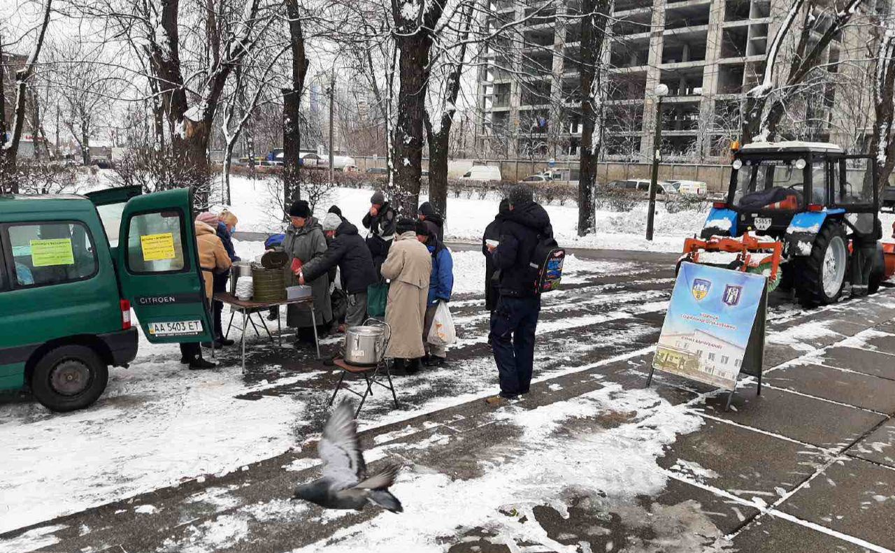 Гаряча їжа для людей, які потребують допомоги. Фото Департамент соціальної політики