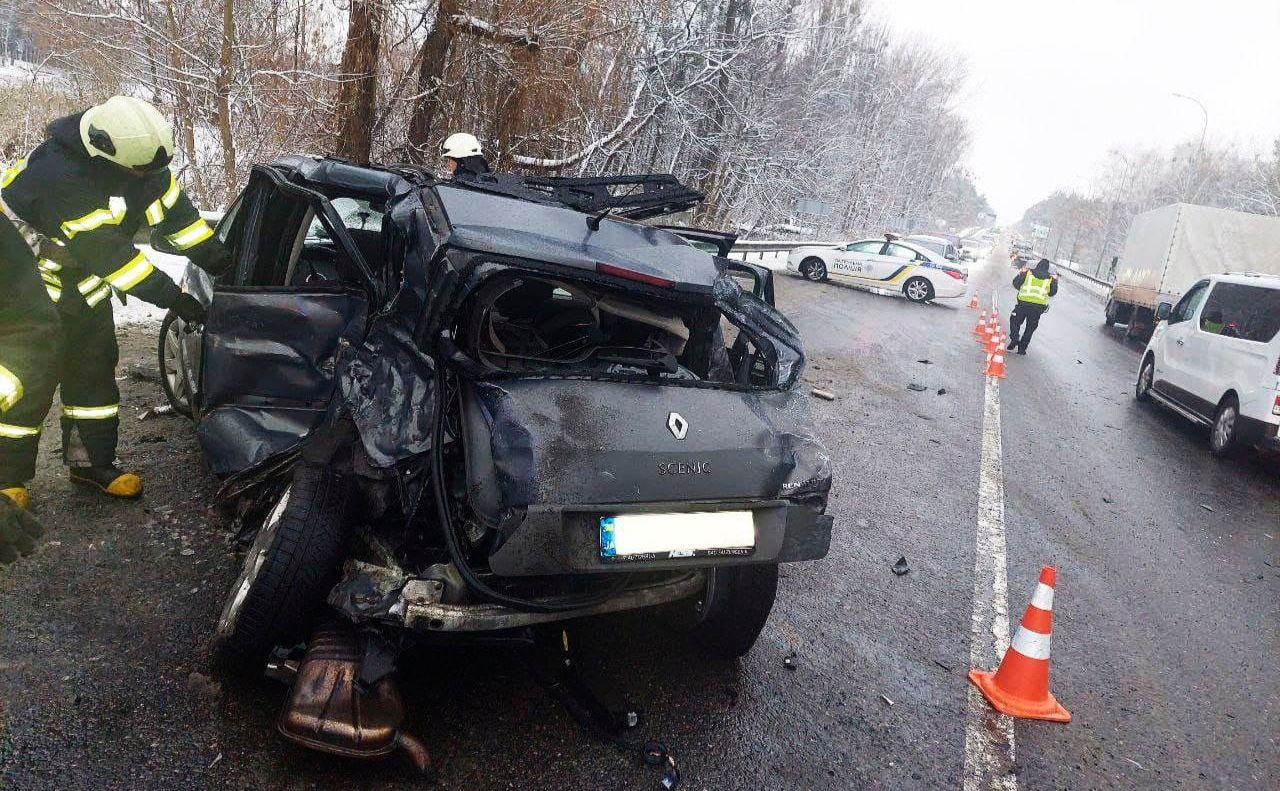 Внаслідок зіткнення Renault перетворилось на брухт. Фото: ГУ ДСНС у Київській області