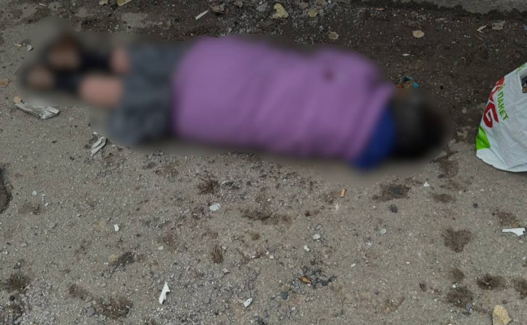 Жінка, яка загинула від російського обстрілу біля багатоповерхівки у Херсоні. Фото: Херсонська ОВА