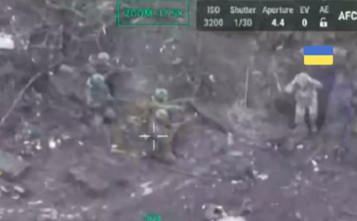 Скрин з відео з розстрілом військових, які намагались здатись у полон.