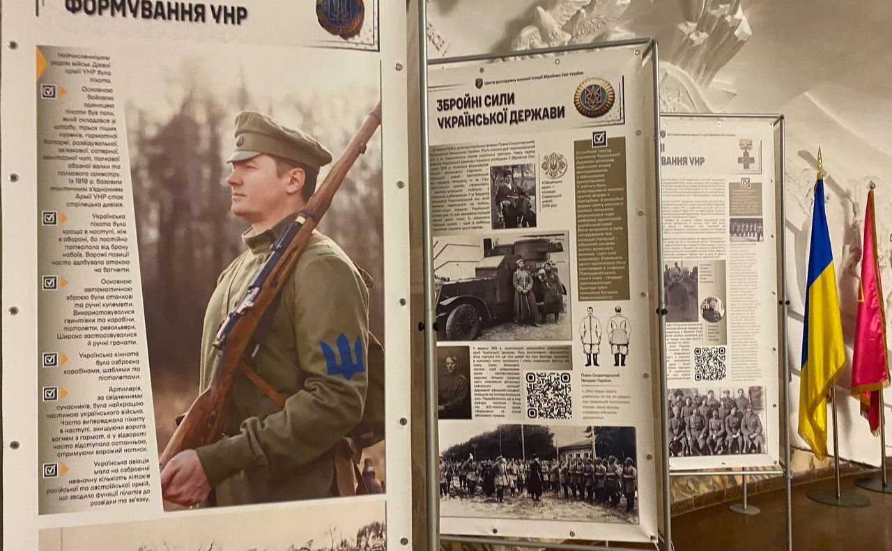 На виставці можна ознайомитися з етапами становлення Збройних Сил України. Фото: «Київський метрополітен»
