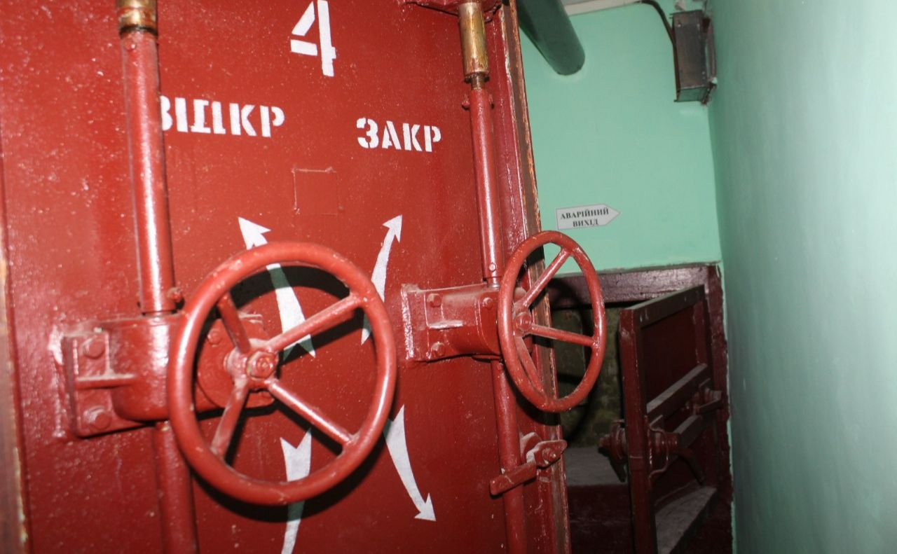 Броньовані герметичні двері в укритті у Дарницькому районі. Фото: Сергій Педенко