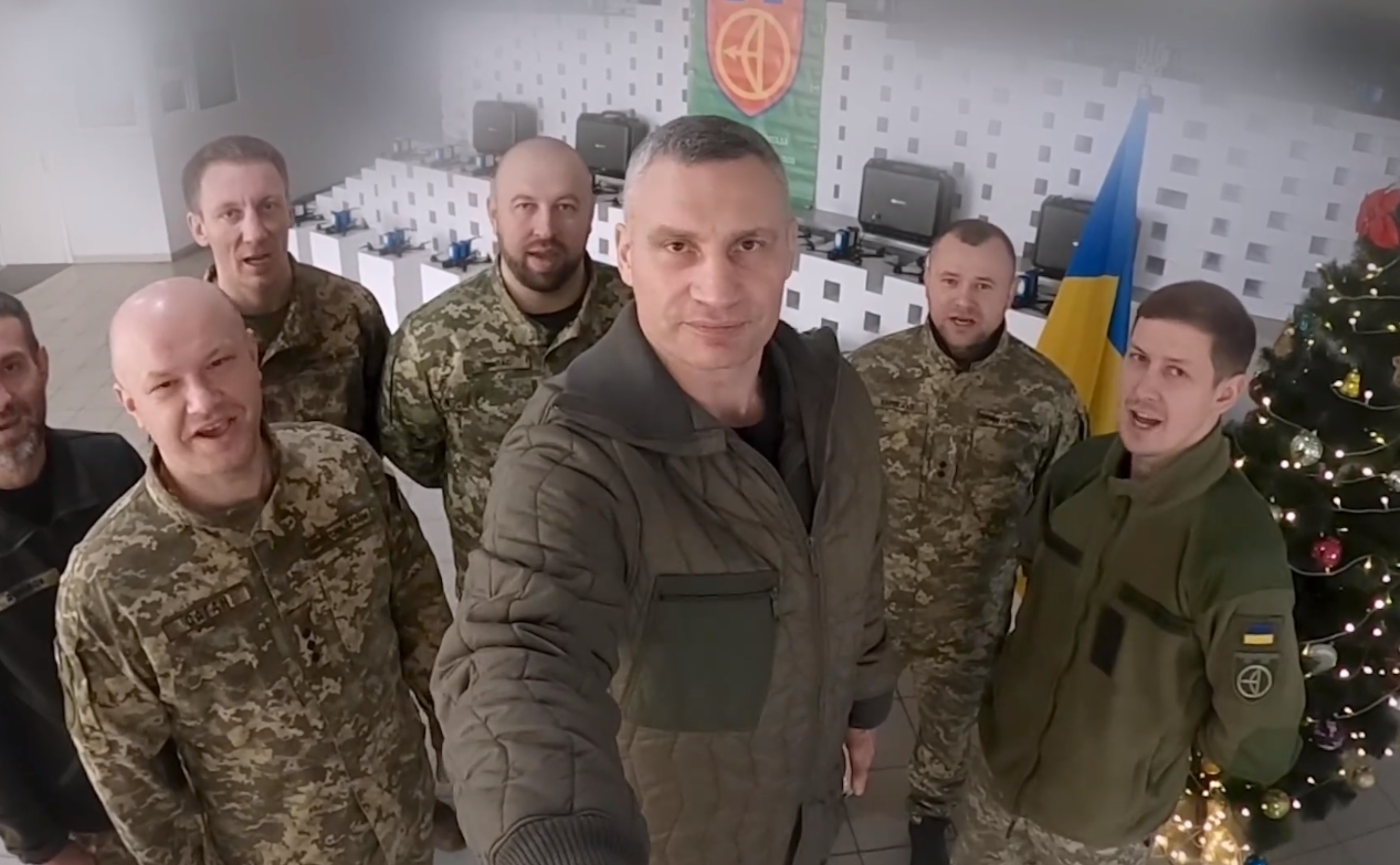 Кличко записав привітання разом з бійцями. Фото: скріншот з відео